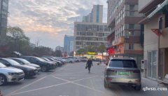 便宜底樓商鋪出售，大路邊，可餐飲，好停車，兩層